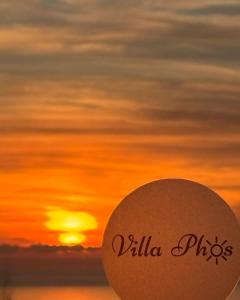 uma imagem de um pôr-do-sol com as palavras villa phos em Villa Phos em Kathikas