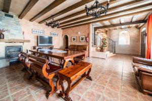 sala de estar con mesa de madera y chimenea en Casa Rural Castillo Diempures, en Cantalojas