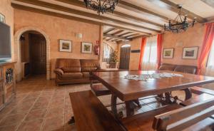 - un salon avec une table et un canapé dans l'établissement Casa Rural Castillo Diempures, à Cantalojas