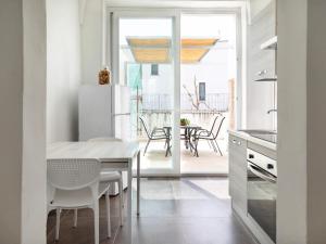 een keuken en eetkamer met een tafel en stoelen bij Relais San Martino Salento - Handwritten Collection in Taviano