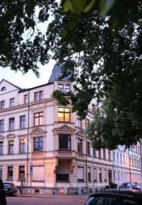 a large white building with a lot of windows at Schickes Apartment in Zwickau direkt am Römerplatz in Zwickau
