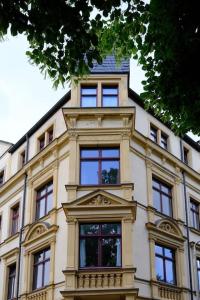 a large building with many windows on top of it at Schickes Apartment in Zwickau direkt am Römerplatz in Zwickau