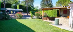 a backyard with a garden with a pergola at le stockholm in Sablons