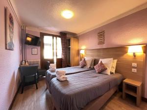 Postel nebo postele na pokoji v ubytování Hôtel Du Cheval Blanc Barcelonnette
