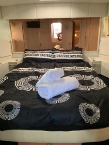 1 dormitorio con 2 camas y sábanas blancas y negras en Barco Barcelona en Barcelona