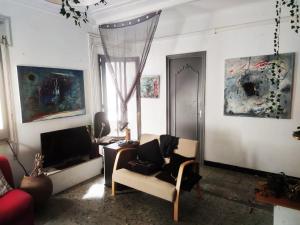 a living room with a chair and a television at ArtStudio Single in Manresa