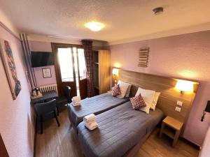 Postel nebo postele na pokoji v ubytování Hôtel Du Cheval Blanc Barcelonnette