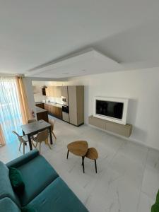 un soggiorno con divano blu e tavolo di Spinola Apartment a San Giuliano