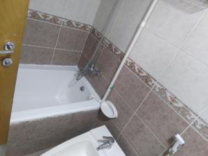 y baño con bañera, aseo y lavamanos. en Daily stay Royal flat en Dubái