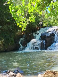 uma cascata no meio de um rio em EcoPousada - Sitio Aborigene em São Lourenço do Oeste