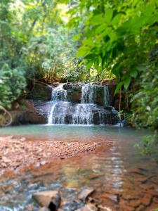 uma pequena cascata no meio de um rio em EcoPousada - Sitio Aborigene em São Lourenço do Oeste