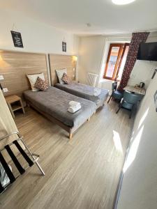 Postel nebo postele na pokoji v ubytování Hôtel Du Cheval Blanc Barcelonnette