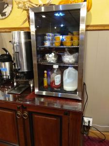 un bancone della cucina con frigorifero aperto e latte di The Lodge at Russell - Russell Inn a Russell