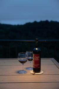 una bottiglia di vino e due bicchieri su un tavolo di Dream Domes Glamping a Gabala
