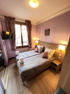 Postel nebo postele na pokoji v ubytování Hôtel Du Cheval Blanc Barcelonnette
