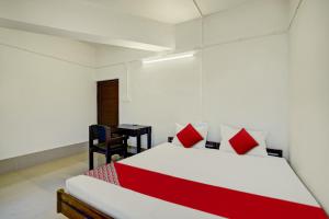1 dormitorio con cama y escritorio. en Ceasar Palace Annex, en Thodupuzha