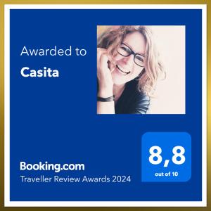 Apensen的住宿－Casita，一张蓝色背景的戴眼镜的女人的照片