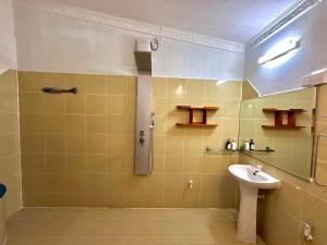 ein Badezimmer mit Waschbecken und Dusche in der Unterkunft Fasdheythere Inn Maldives in Kendhoo + 124 Fotos