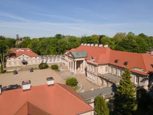 une vue aérienne sur un grand bâtiment avec des toits rouges dans l'établissement Palac Czerniejewo, 
