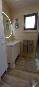 Koupelna v ubytování Chalet le p'ti lu + 30 fotografií
