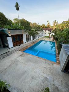 Bild eines Pools vor einem Haus in der Unterkunft The Hideaway Weligama in Weligama