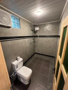 Ein Badezimmer in der Unterkunft The Hideaway Weligama
