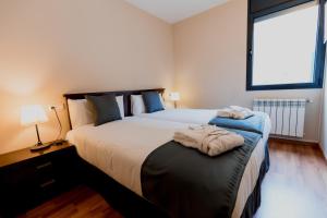 エル・タルテルにあるPierre & Vacances La Merceriaのベッドルーム1室(大型ベッド1台、タオル付)
