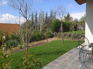 - un jardin avec une table et des chaises sur une terrasse dans l'établissement Casita independiente con jardin, à Cercedilla