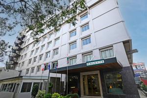 un montage de l'hôtel radisson singapore dans l'établissement Palette - Madhapur, à Hyderabad