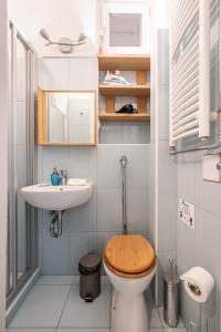 uma casa de banho com um WC e um lavatório em BpR Castle Hill Apartment with Garden em Budapeste
