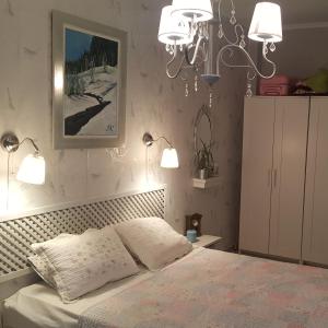 een slaapkamer met een bed met twee lampen erboven bij Seashell Apartment in Perea