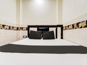 Cama ou camas em um quarto em OYO Flagship R. D. INN