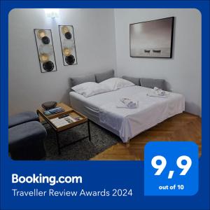 una camera d'albergo con letto e tavolo di Fadila a Novalja (Novaglia)
