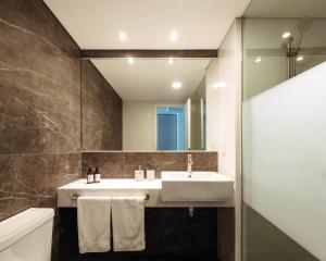 y baño con lavabo y espejo. en VIA21-104 Exclusivo apartamento en Punta Carretas, en Montevideo