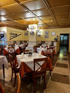 - un restaurant avec des tables et des chaises dans une salle dans l'établissement Hotel Togo Monte Terminillo, à Terminillo