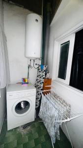 eine Waschküche mit einer Waschmaschine und einem Fenster in der Unterkunft ALCAMAR Habitaciones en Pisos compartidos cerca al Mar! in Alcalá