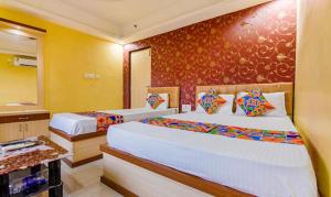 Łóżko lub łóżka w pokoju w obiekcie Hotel Anshika Inn New Town Kolkata - Couple Friendly