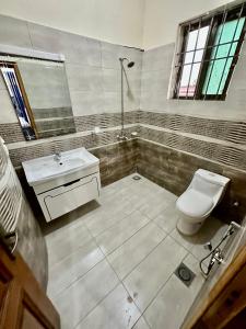 伊斯蘭堡的住宿－Decent Lodge Guest House F-11，一间带卫生间和水槽的浴室