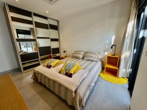 Un dormitorio con dos camas y una ventana. en Villa Paradis Piscine et jacuzzi bord de mer, en Trois Bassins