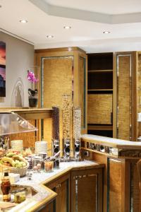 una cocina con una barra con copas de vino. en Christophe Colomb, en Luxemburgo
