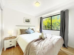 เตียงในห้องที่ Tranquil Leura Escape: Cozy Fireplace & Gardens