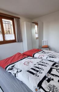 Un dormitorio con una cama con una manta. en Ruheort en Beinwil