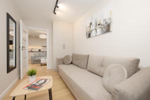 Kuchyňa alebo kuchynka v ubytovaní Comfortable Apartment Warsaw Wola & Balcony by Noclegi Renters