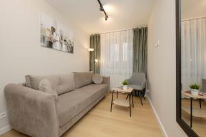 Posedenie v ubytovaní Comfortable Apartment Warsaw Wola & Balcony by Noclegi Renters