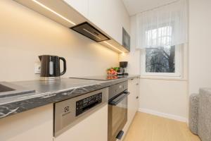 Kuchyňa alebo kuchynka v ubytovaní Comfortable Apartment Warsaw Wola & Balcony by Noclegi Renters