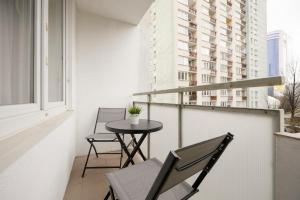 Balkón alebo terasa v ubytovaní Comfortable Apartment Warsaw Wola & Balcony by Noclegi Renters