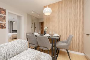 Posedenie v ubytovaní Comfortable Apartment Warsaw Wola & Balcony by Noclegi Renters + 12 fotografií