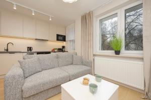 Kuchyňa alebo kuchynka v ubytovaní Comfortable Apartment Warsaw Wola & Balcony by Noclegi Renters