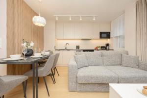 Kuchyňa alebo kuchynka v ubytovaní Comfortable Apartment Warsaw Wola & Balcony by Noclegi Renters
