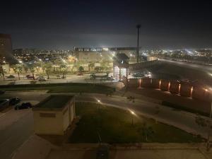 uitzicht op een parkeerplaats 's nachts bij Gardenia city apartments - 35342 in Caïro